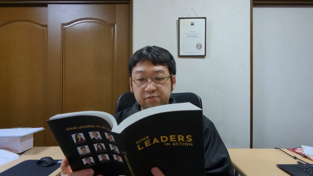 書籍『NINE LEADERS IN ACTION』を読んでいる所