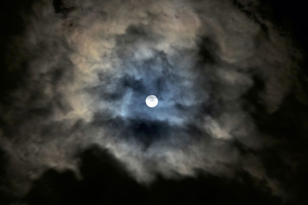 雲で遮られた月