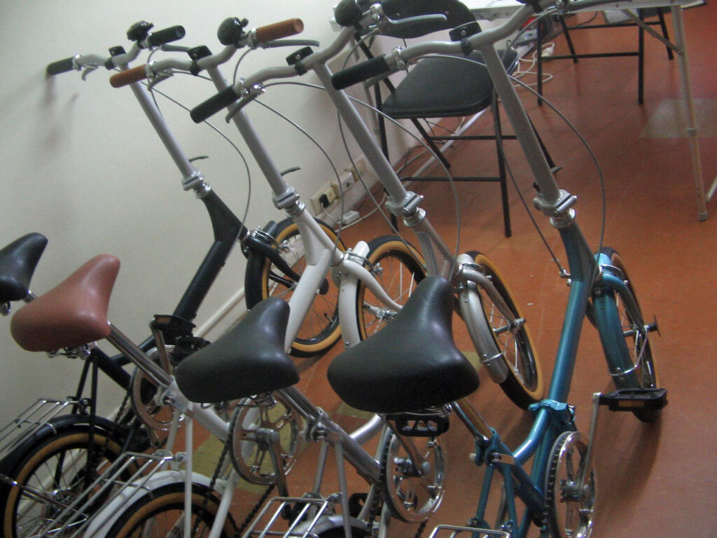 展示されているレンタル用の折り畳み自転車